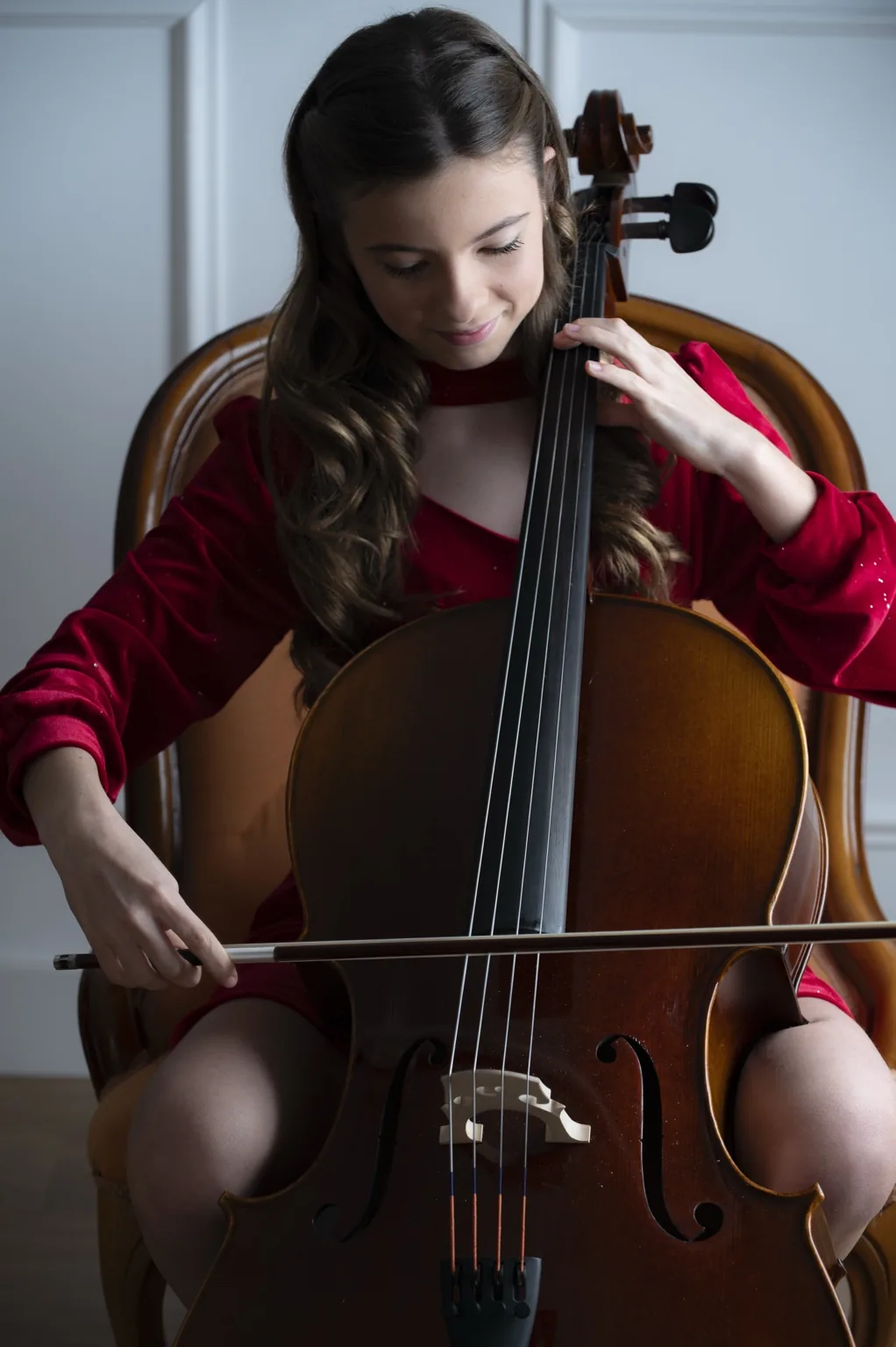 Maeva mannequin jouant du violoncelle portrait artistique Valence