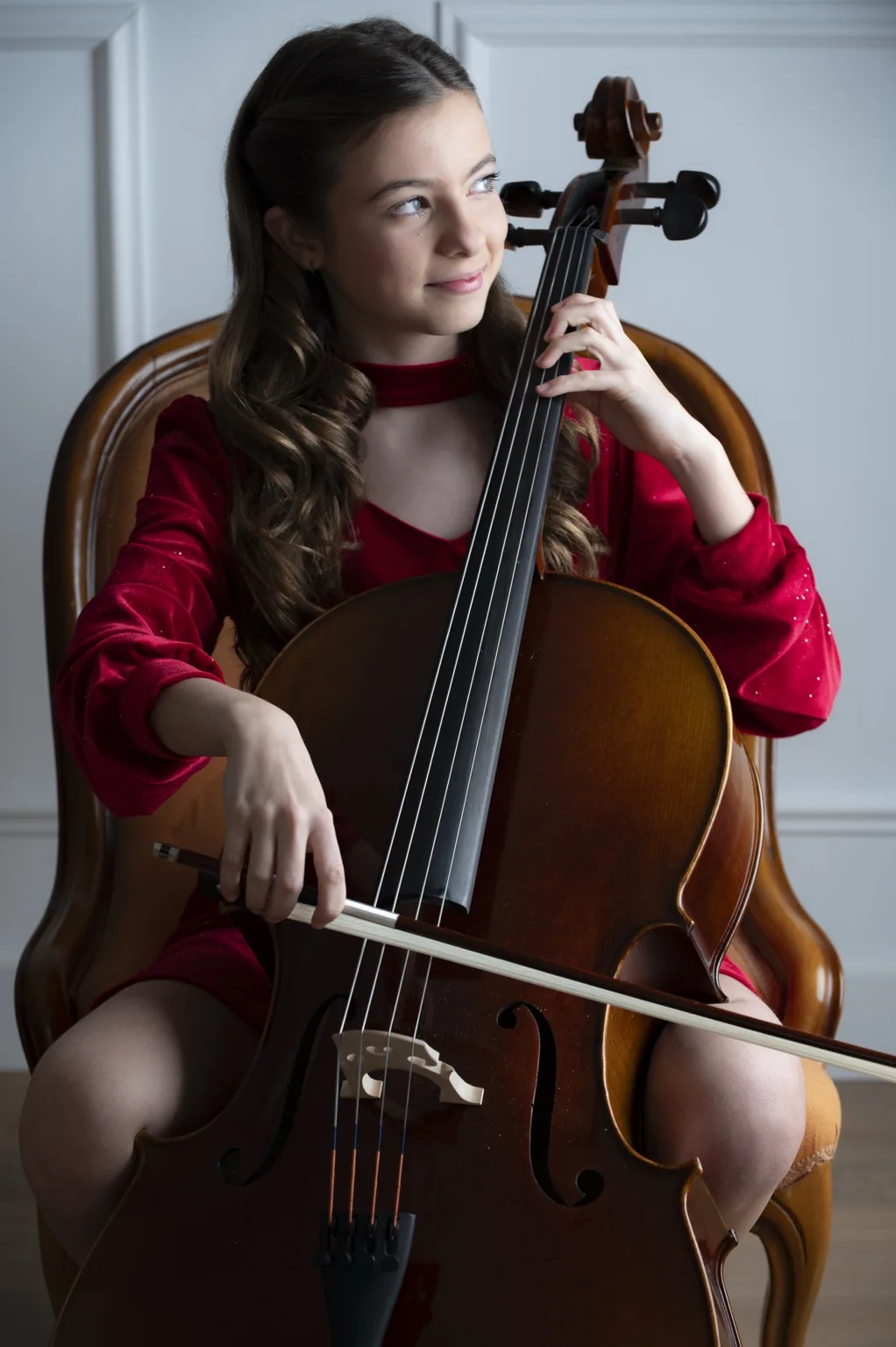 Maeva mannequin violoncelle robe rouge portrait éditorial Valence